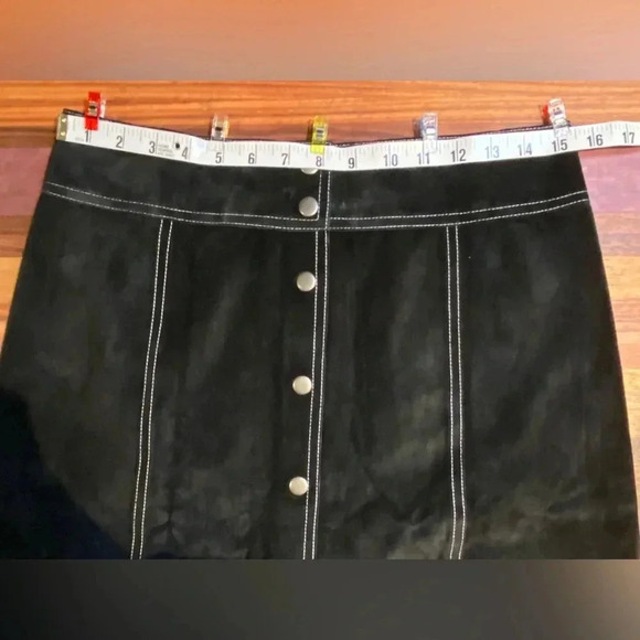 theory Snap-front Black Suede Skirt with topstitching, size 6, NWT - Picture 5 of 9